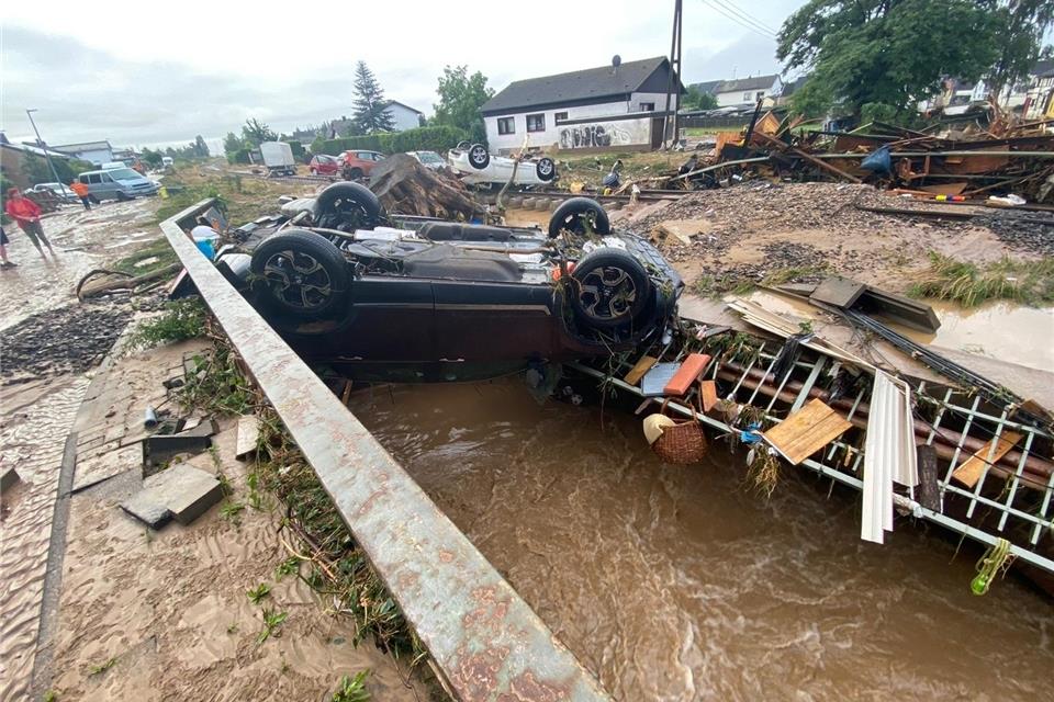 Es sind entsetzliche Bilder aus Weilerswist im Kreis Euskirchen. Wassermassen haben dort Gebäude und Fahrzeuge mit sich gerissen, Autos liegen auf den Dächern im Straßengraben.