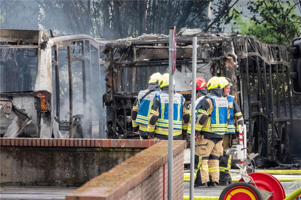 „Es sind insgesamt sieben Busse betroffen, davon sind sechs vollständig ausgebrannt“, teilte die Feuerwehr mit. Bodo Marks/dpa