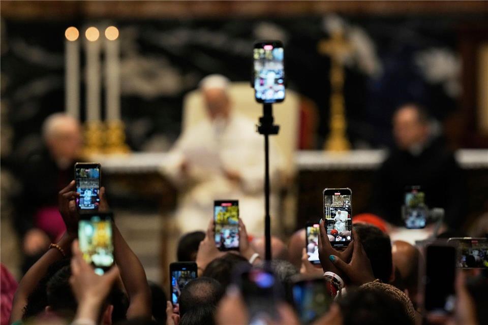 Es sind längst nicht mehr nur Rosenkränze: Die Kirche setzt nun auch auf Smartphones. (Archivbild)Gregorio Borgia/AP/dpa