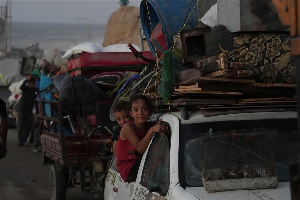 Berichte über heftige israelische Angriffe in der Stadt Gaza Es sind nur etwa 30 Kilometer von der Stadt Gaza bis in die südliche sogenannte humanitäre Zone. Aber für Hunderttausende, die mitten im Krieg über eine chronisch verstopfte Küstenstraße vor israelischen Bomben zu fliehen versuchen, ist es eine qualvolle Fahrt ins Ungewisse. Abdel Kareem Hana/AP/dpa
