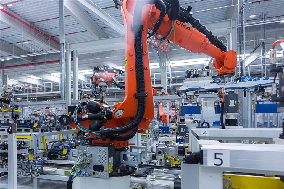 Es sind viele Industrieroboter im Einsatz in der neuen Produktionshalle für Batteriesysteme der tschechischen Volkswagen-Tochter Skoda.Radek Petrá·ek/CTK/dpa