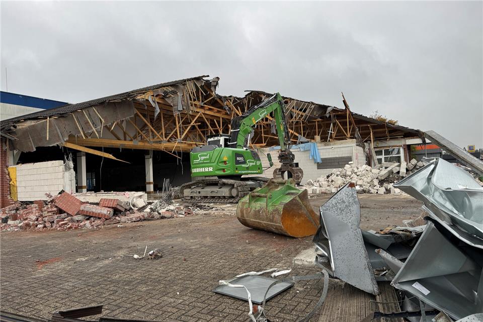 Investor will Platz für Baumarkt in Borken schaffen Es tut sich etwas an der Otto-Hahn-Straße: Derzeit wird die Aldi-Filiale teilweise abgerissen. Sie soll aber noch in diesem Jahr wiedereröffnet werden. Im selben Gebäude soll künftig auch der Baumarkt Tedox eine Filiale haben.