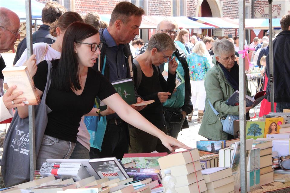 Es war bereits die 19. Auflage des Raesfelder Büchermarkts. Dass sowohl Bücher als auch Vinyl-Platten immer noch gefragt sind, zeigte sich durch den großen Besucherandrang.