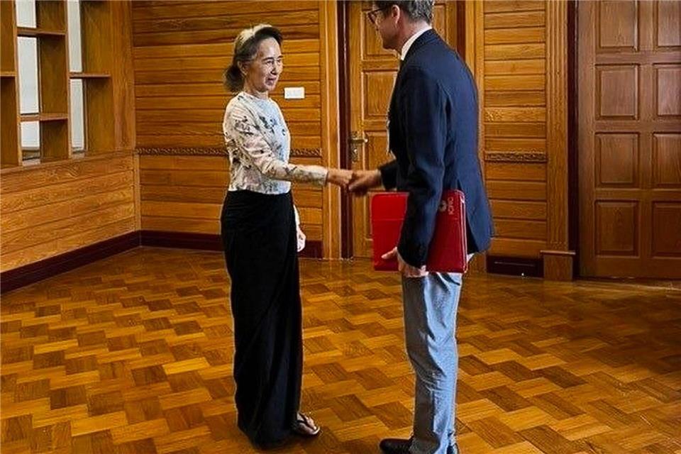 Es war das erste Treffen mit einem ausländischen Vertreter seit dem Putsch vor fünfeinhalb Jahren.Uncredited/Myanmar President Office via AP/dpa