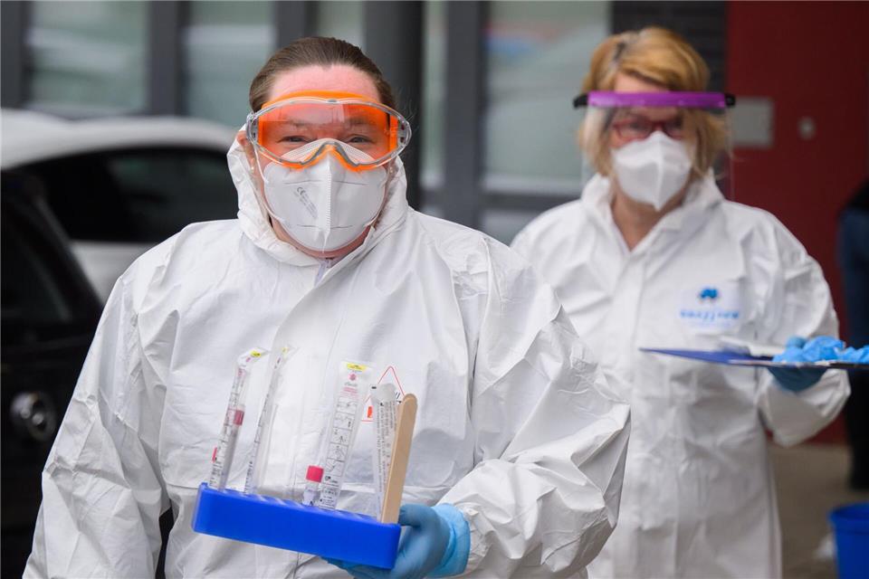 Es war die Zeit der Masken: Hier stehen eine Hausärztin (vorne) und eine Arzthelferin (hinten) im Januar 2022 vor einer Arztpraxis in der Region Hannover, um Patienten mittels PCR-Test auf das Corona-Virus zu testen. (Archivbild)Julian Stratenschulte/dpa
