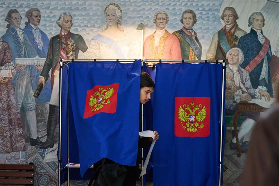 Es war die erste Abstimmung in Russland seit Beginn von Putins Krieg gegen die Ukraine im Februar 2022. Dmitri Lovetsky/AP/dpa