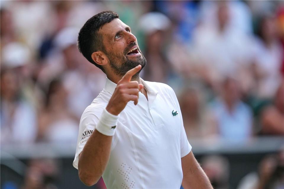 Es war ein Kraftakt: Novak Djokovic gewinnt sein Viertelfinale gegen den Kanadier Felix Auger-Aliassime.Kirsty Wigglesworth/AP/dpa