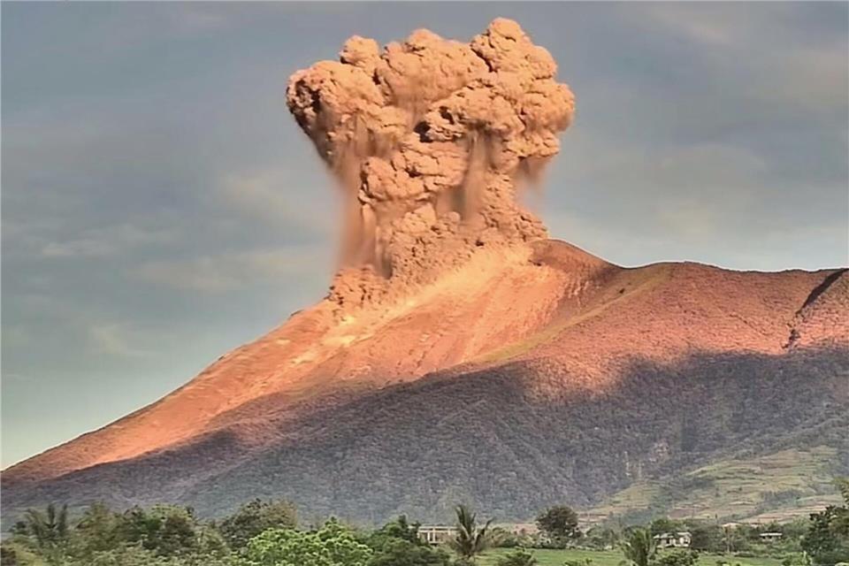 Es war schon der zweite Ausbruch des Vulkans Kanlaon innerhalb von vier Monaten.PHIVOLCS/XinHua/dpa