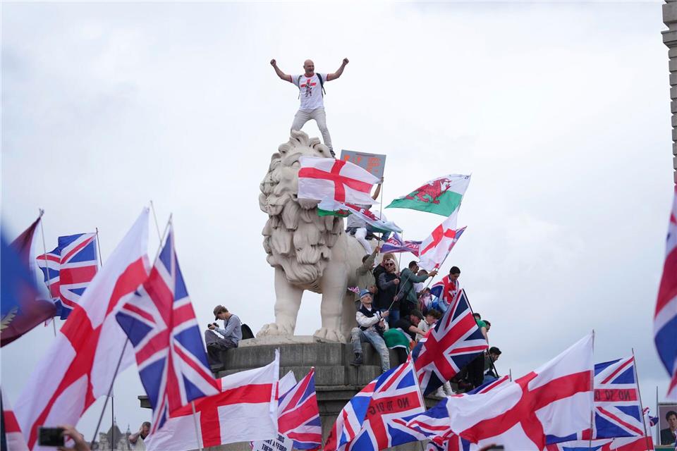 Es war sowohl der Union Jack - für Großbritannien - als auch die englische Fahne, bekannt von Fußball-Turnieren, zu sehen.Joanna Chan/AP/dpa