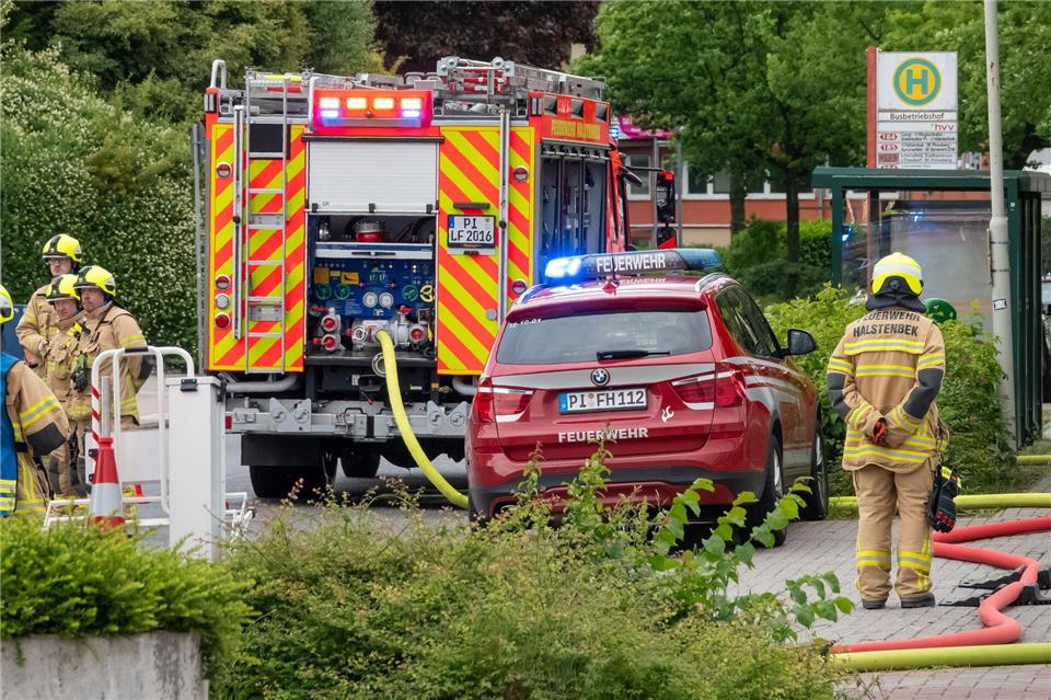 Es waren den Angaben zufolge rund 60 Feuerwehrleute im Einsatz. Bodo Marks/dpa
