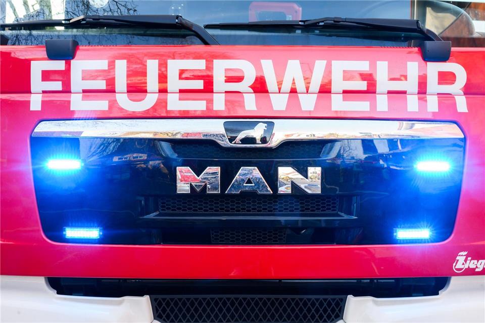 Es waren rund 60 Einsatzkräfte vor Ort. (Symbolbild)Julian Stratenschulte/dpa