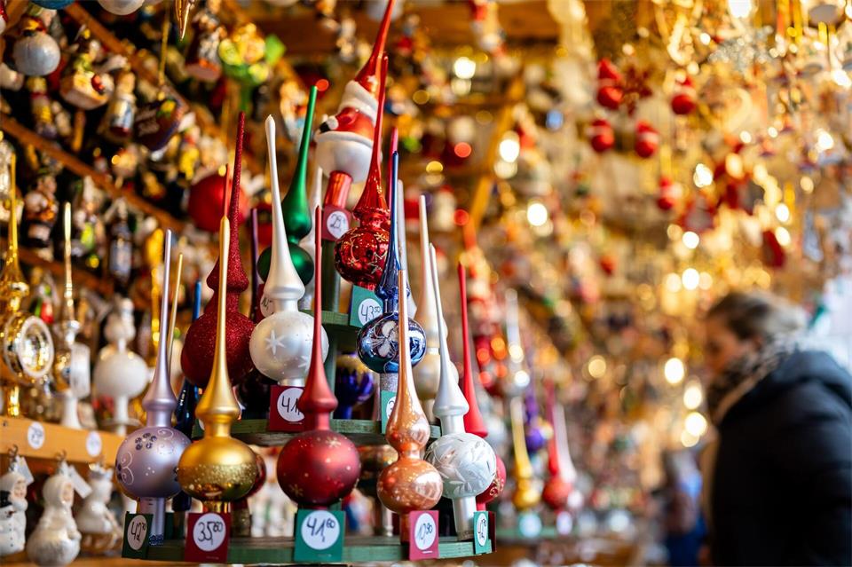 Es weihnachtet schon wieder auf den ersten Weihnachtsmärkten. (Symbolbild)Daniel Karmann/dpa
