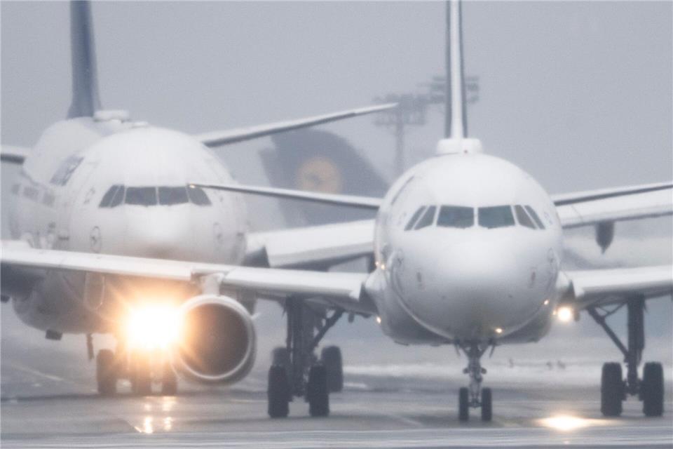 Es werden massive Schneefälle in den USA erwartet - das hat auch Auswirkungen auf den Flugverkehr.Boris Roessler/dpa