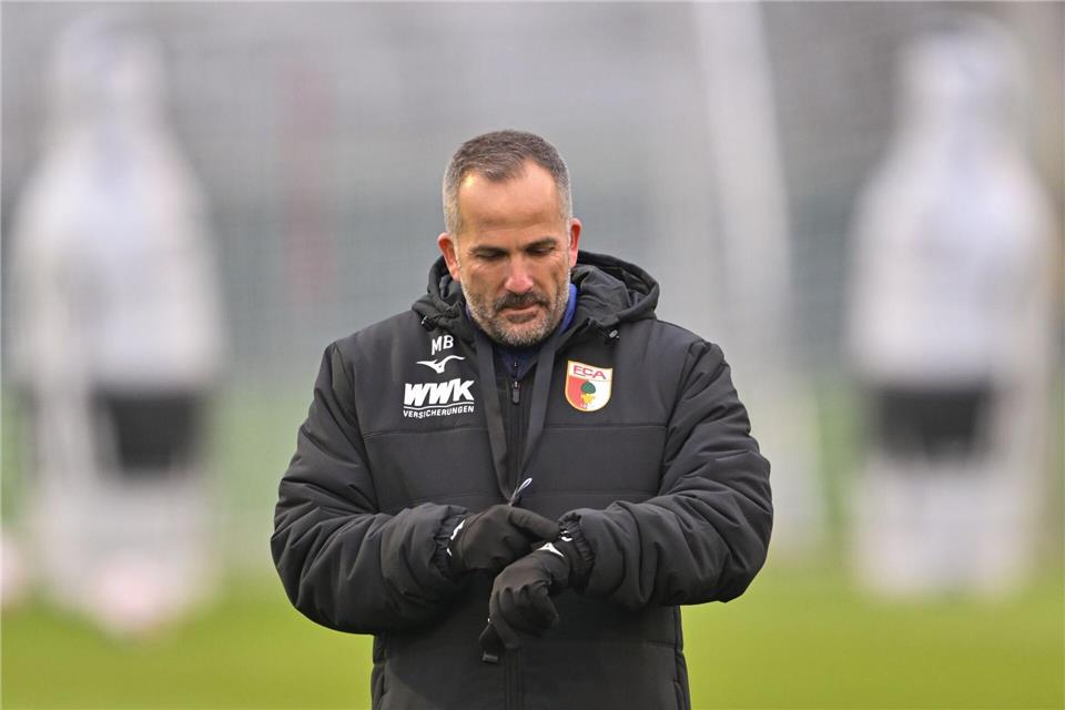 Es wird Zeit für den FC Augsburg um Interimstrainer Manuel Baum, in die Spur zu kommen.Peter Kneffel/dpa