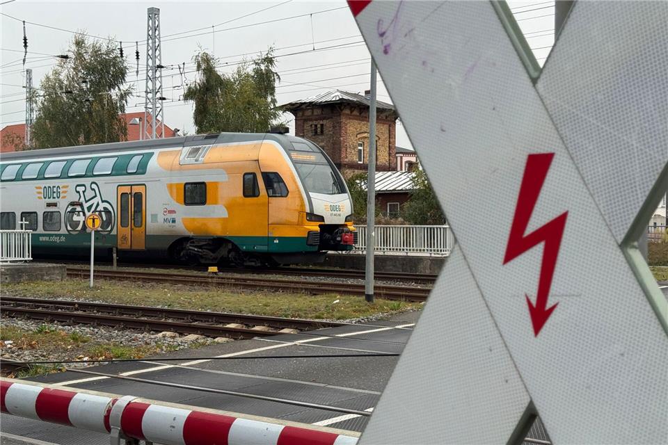 Es wird ein Ersatzverkehr mit Bussen für die Linie RE 1 eingerichtet.(Symbolbild)Stefan Sauer/dpa