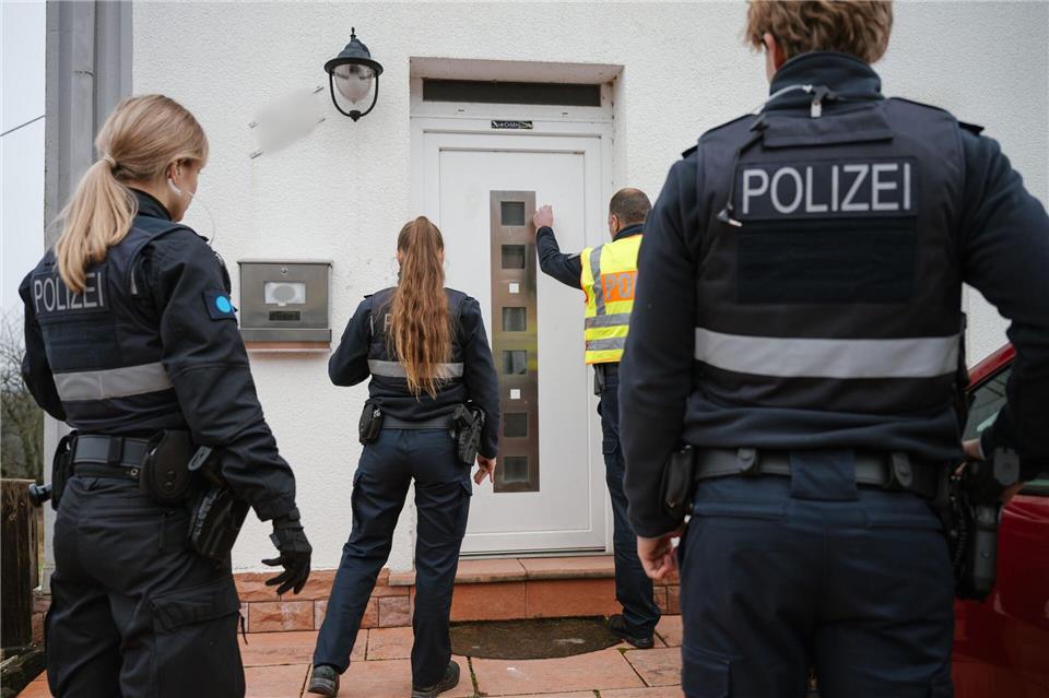 Es wird geklingelt, es wird geklopft. Dann macht der Schlosser die Tür auf. Oliver Dietze/dpa