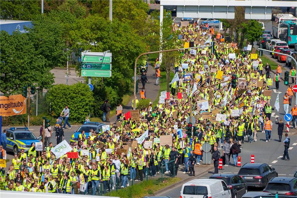 Es wird gestreikt. Lufthansa-Mitarbeiter demonstrieren am Frankfurter Flughafen.Andreas Arnold/dpa
