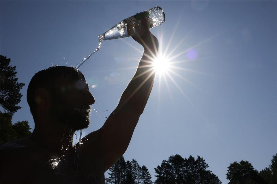 Es wird hochsommerlich - und eine Hitzewelle kommt. (Archivbild) Thomas Warnack/dpa