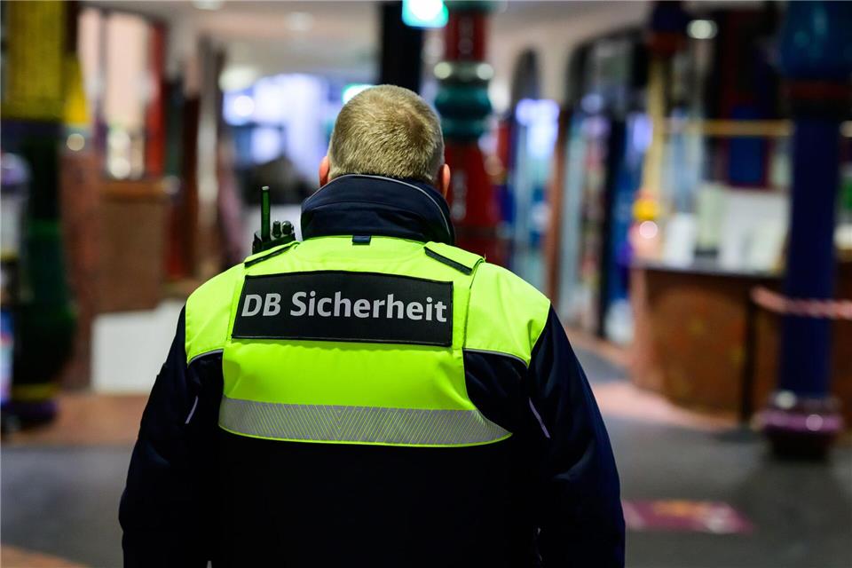 Es wird mehr Personal auf Streife geschickt. (Symbolbild)Philipp Schulze/dpa