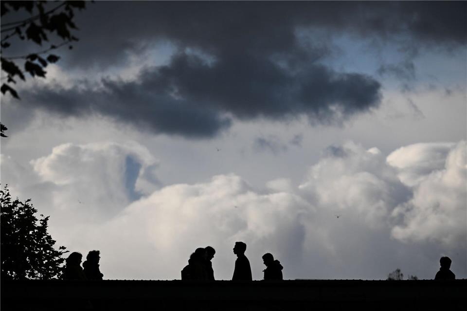 Es wird milder, der Himmel bleibt aber eher grau (Symbolbild)Arne Dedert/dpa
