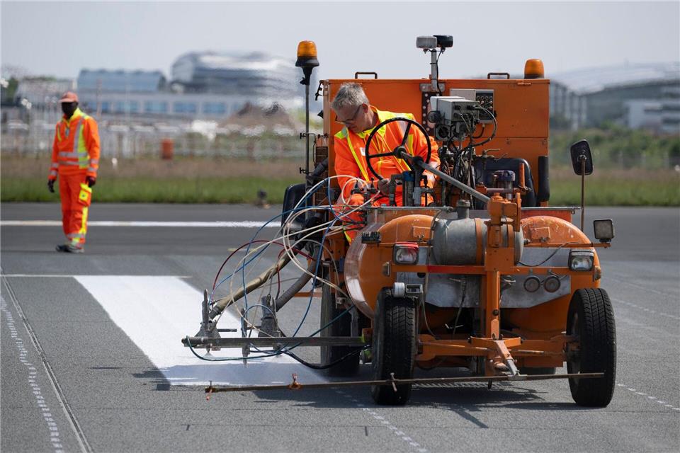 Es wird nicht die gesamte Bahn saniert, sondern nur 2.500 von insgesamt 4.000 Metern. (Symbolbild)Boris Roessler/dpa
