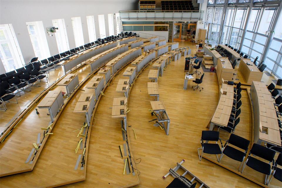 Es wird noch umgebaut im Plenarsaal. Bei der Landtagswahl wurde über die Zusammensetzung des Parlaments entschieden – von der Zahl der Stimmen hängt aber auch Finanzielles ab. (Archivbild)Klaus-Dietmar Gabbert/dpa