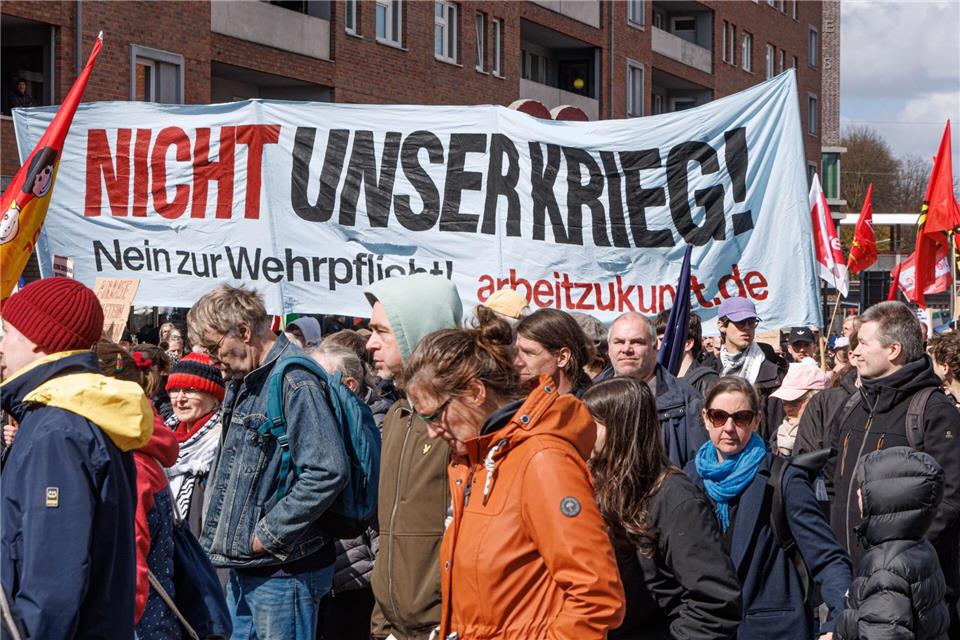 Es wird protestiert gegen Waffenlieferungen und Aufrüstung. Markus Scholz/dpa
