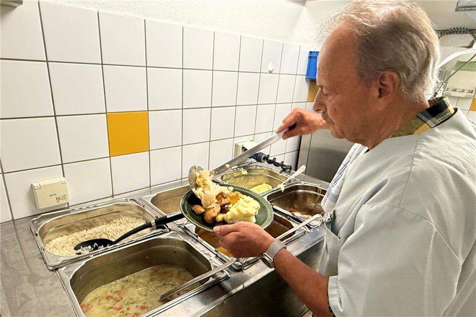 Es wird so lange Essen ausgegeben, bis der Wärmewagen leer ist.Birgit Reichert/dpa
