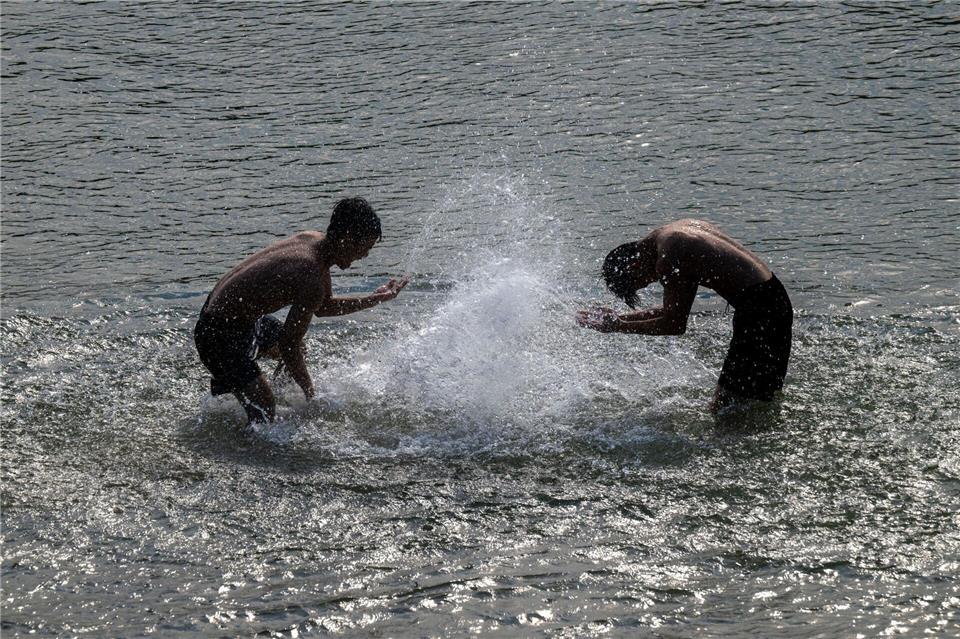 Es wird wieder sommerlich heiß im Freistaat. (Symbolbild)Peter Kneffel/dpa