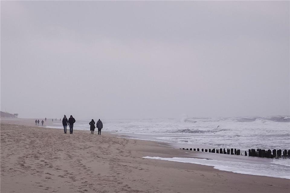Es wird windig aber vergleichsweise warm. (Symbolbild)Christian Charisius/dpa