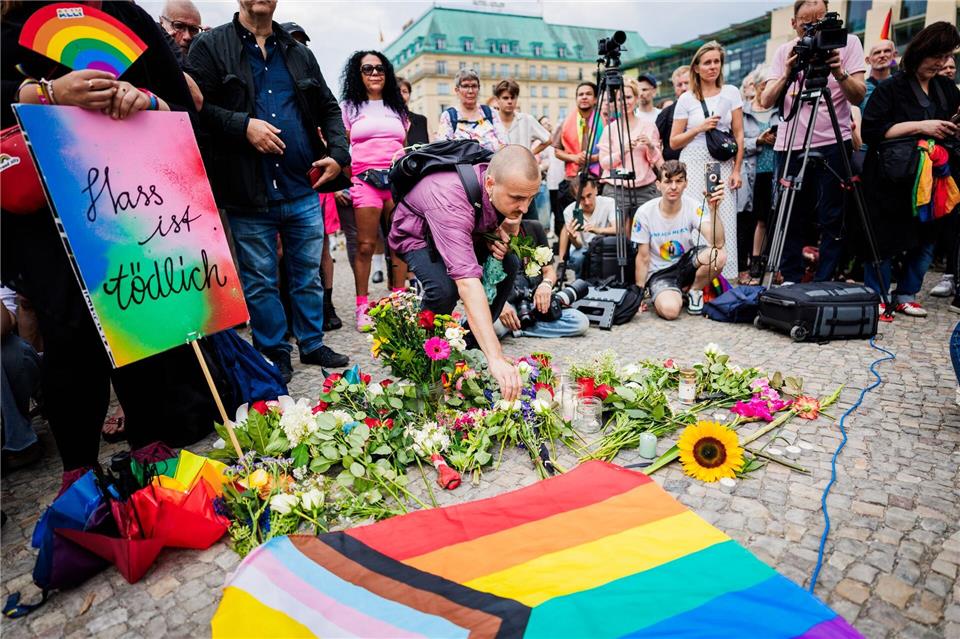 Es wurden Blumen niedergelegt.Christoph Soeder/dpa
