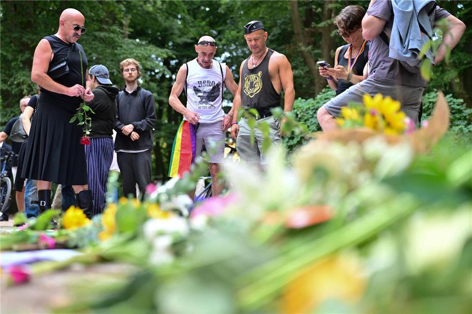 Es wurden Blumen und Kerzen am Tatort abgelegt. Sebastian Gollnow/dpa