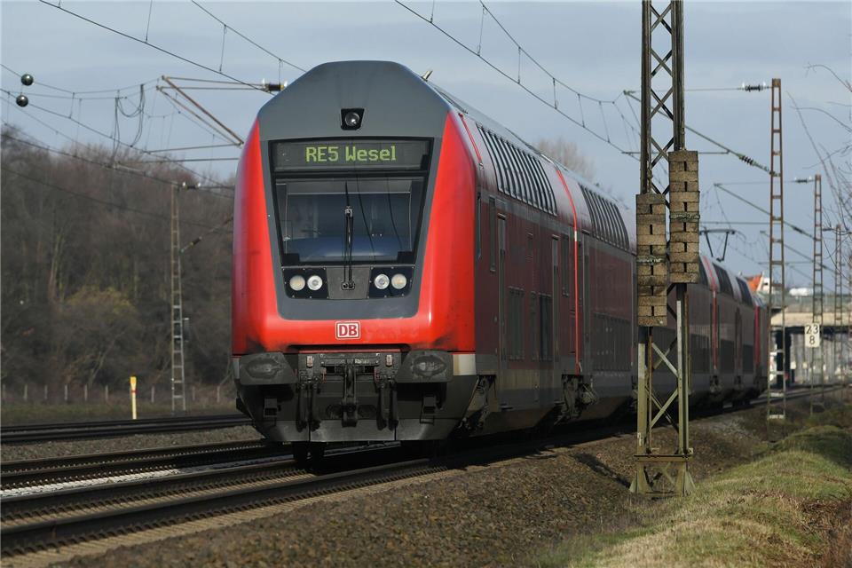 Durchtrennte Bahnkabel: Polizei geht von Sabotage aus Es wurden Kabel durchtrennt - die Polizei geht von einem Sabotageakt aus.Henning Kaiser/dpa
