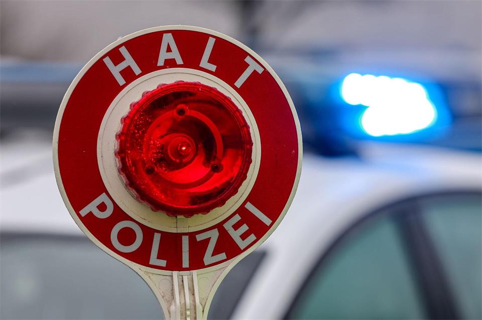 Es wurden insgesamt 34 Mängel an dem Sattelzug festgestellt. (Symbolbild)Jan Woitas/dpa