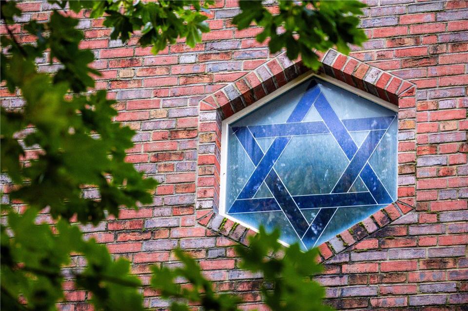 Es wurden mehr antisemitische Vorfälle in MV registriert - hier ein Fenster der neuen Synagoge von Schwerin.Jens Büttner/dpa