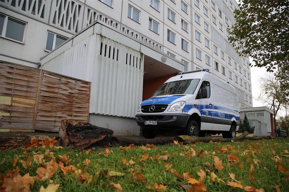 Es wurden zwei Haftbefehle vollstreckt.Tobias Junghannß/dpa