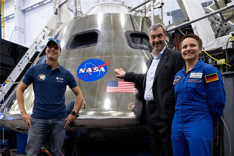 Esa-Astronaut Luca Parmitano und Esa-Reserveastronautin Amelie Schönenwald führten Markus Söder durch das Trainingszentrum der Nasa. Sven Hoppe/dpa