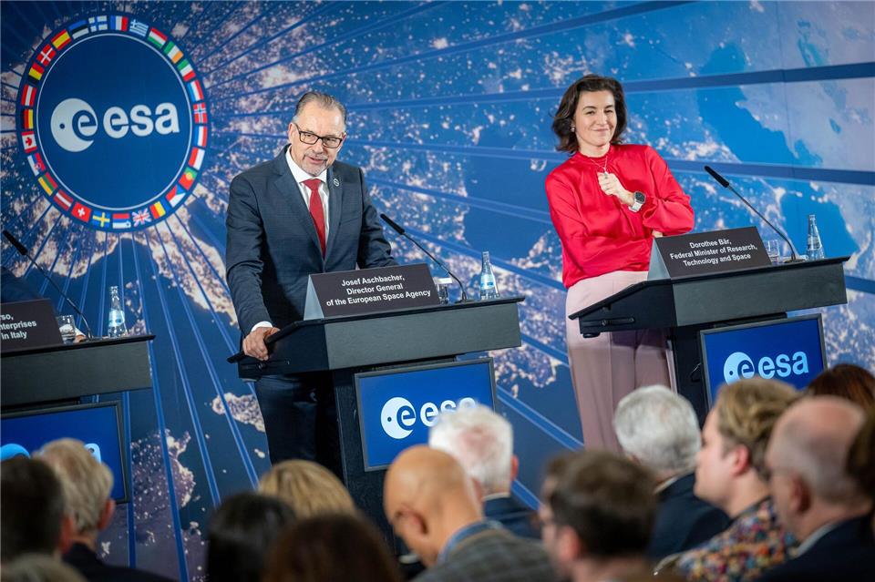 Esa-Chef Aschbacher präsentiert mit Ministerin Bär das Ergebnis der Konferenz. Sina Schuldt/dpa