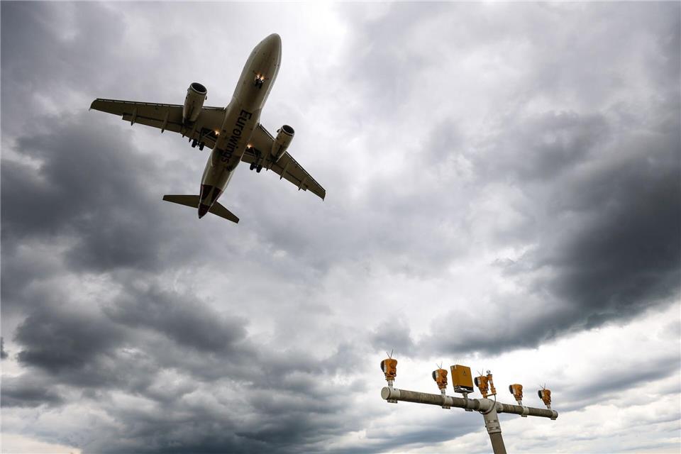 Eskalation im Nahen Osten: Das sind die Auswirkungen auf den Südwest-Flugverkehr. (Symbolbild)Christoph Schmidt/dpa