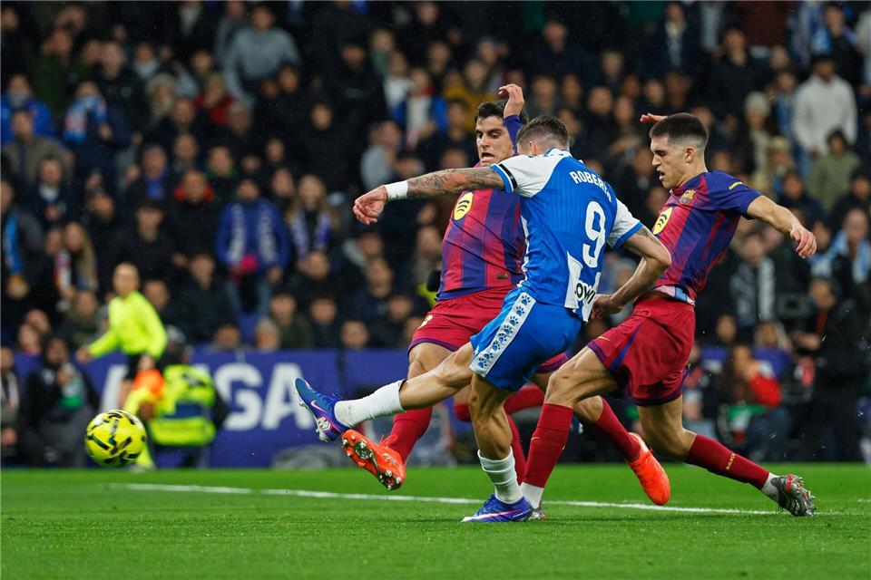Espanyol tauchte immer wieder gefährlich vor dem Tor des FC Barcelona auf.Joan Monfort/AP/dpa