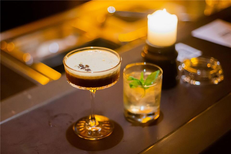 Espresso Martini wird nicht nur auf Instagram gehypt. (Symbolbild)Christoph Soeder/dpa