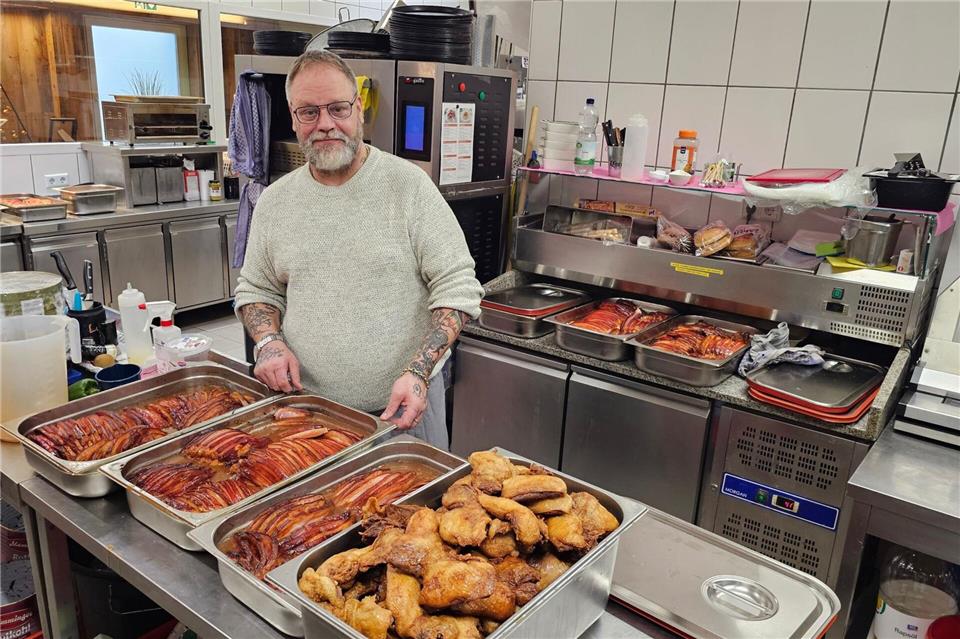 „Essen ist Lebensfreude“: Das sagt der Koch Gianluca Calabrese aus Salzgitter zu seiner Aktion „Rollender Weihnachtsbraten“. Fernando Martinez/dpa