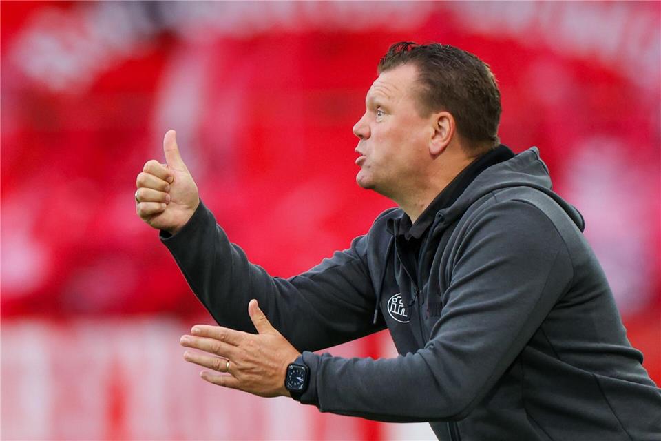 Essens Trainer Uwe Koschinat konnte sich über den 1:0-Sieg kaum freuen (Archivbild). Christoph Reichwein/dpa