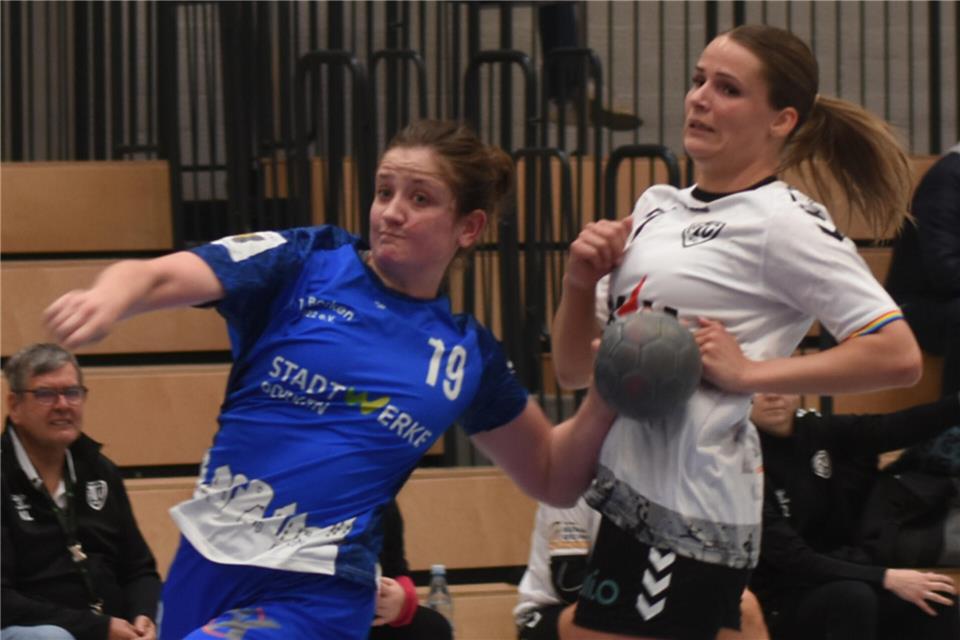 Esther Langenhoff (links) konnte zwar wieder mitwirken, aber trotz ihrer elf Tore die Niederlage gegen Rheydt nicht verhindern.