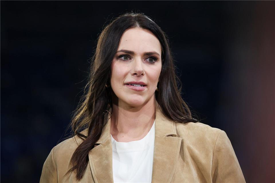 Esther Sedlaczek kennen viele ARD-Zuschauer vor allem als Fußball-Moderatorin. (Archivbild)Christian Charisius/dpa