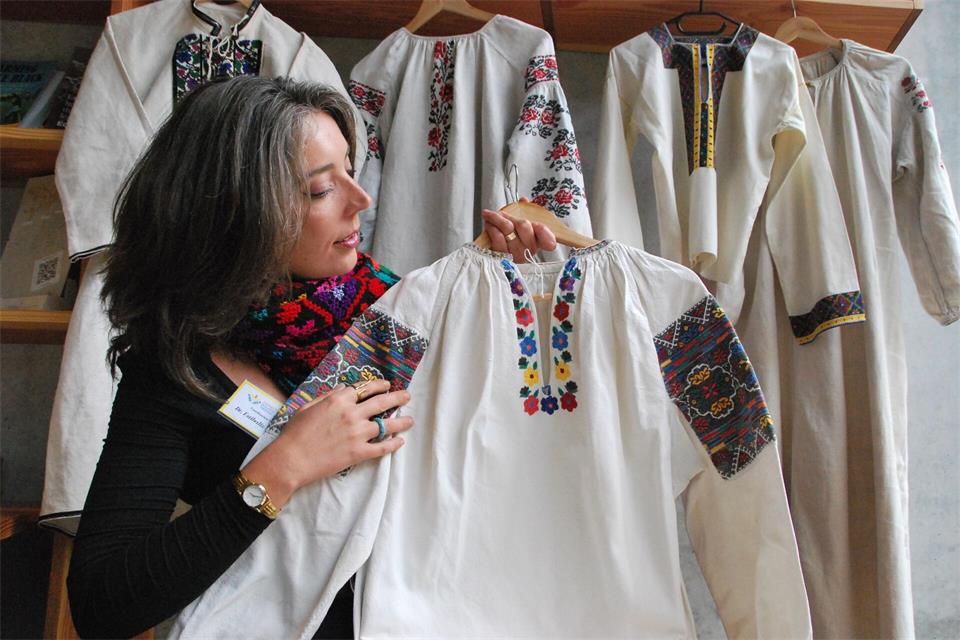 Estibaliz Sienra Iracheta lädt zu einer Workshop-Reihe ein, bei der traditionelle Muster gestickt werden.Anja Sokolow/dpa