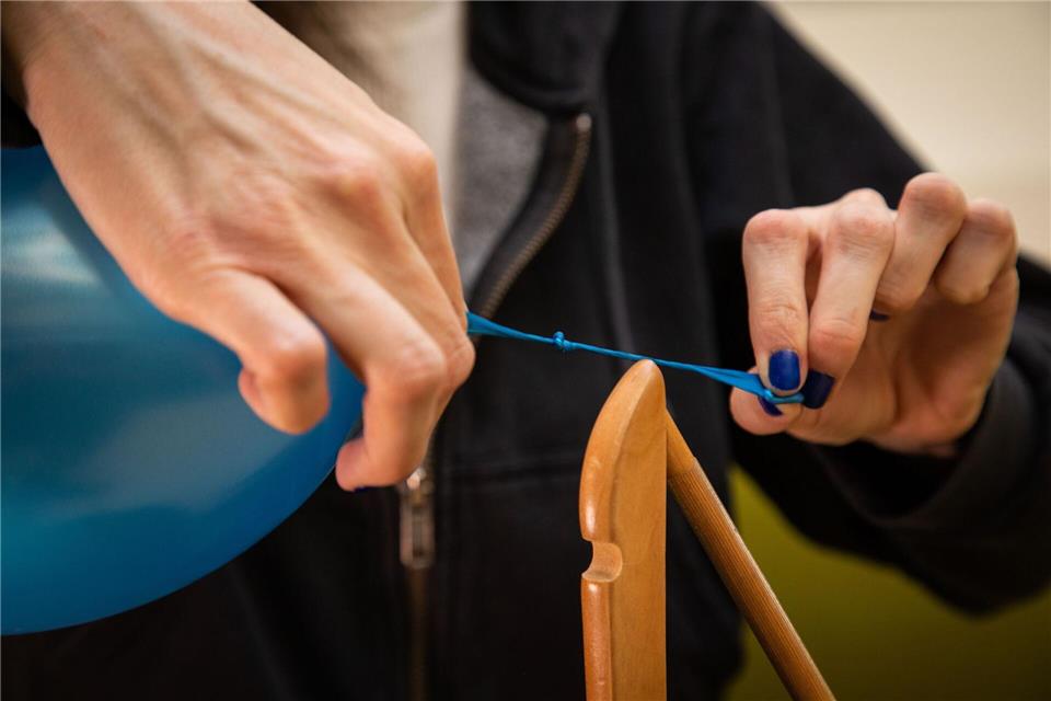 Et voilà: Der Knoten ist fertig.Christin Klose/dpa-tmn