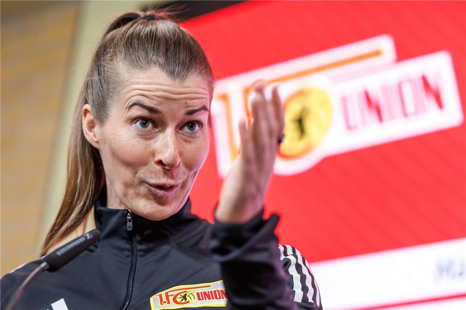 Eta ist die erste Cheftrainerin bei einem deutschen Männer-Bundesligisten.Andreas Gora/dpa