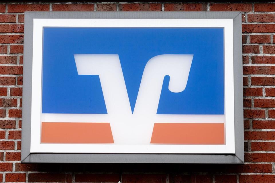 Etablierte Banken wie Volksbanken, Sparkassen und Privatbanken in Deutschland haben es mit zunehmender Konkurrenz von Neobanken zu tun. Zudem werben immer mehr Auslandsbanken hierzulande um Kundschaft. (Symbolbild)Markus Scholz/dpa