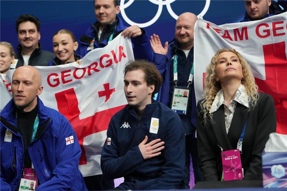 Eteri Tutberidse (r) coacht in Mailand den Georgier Nika Egadse.Francisco Seco/AP/dpa